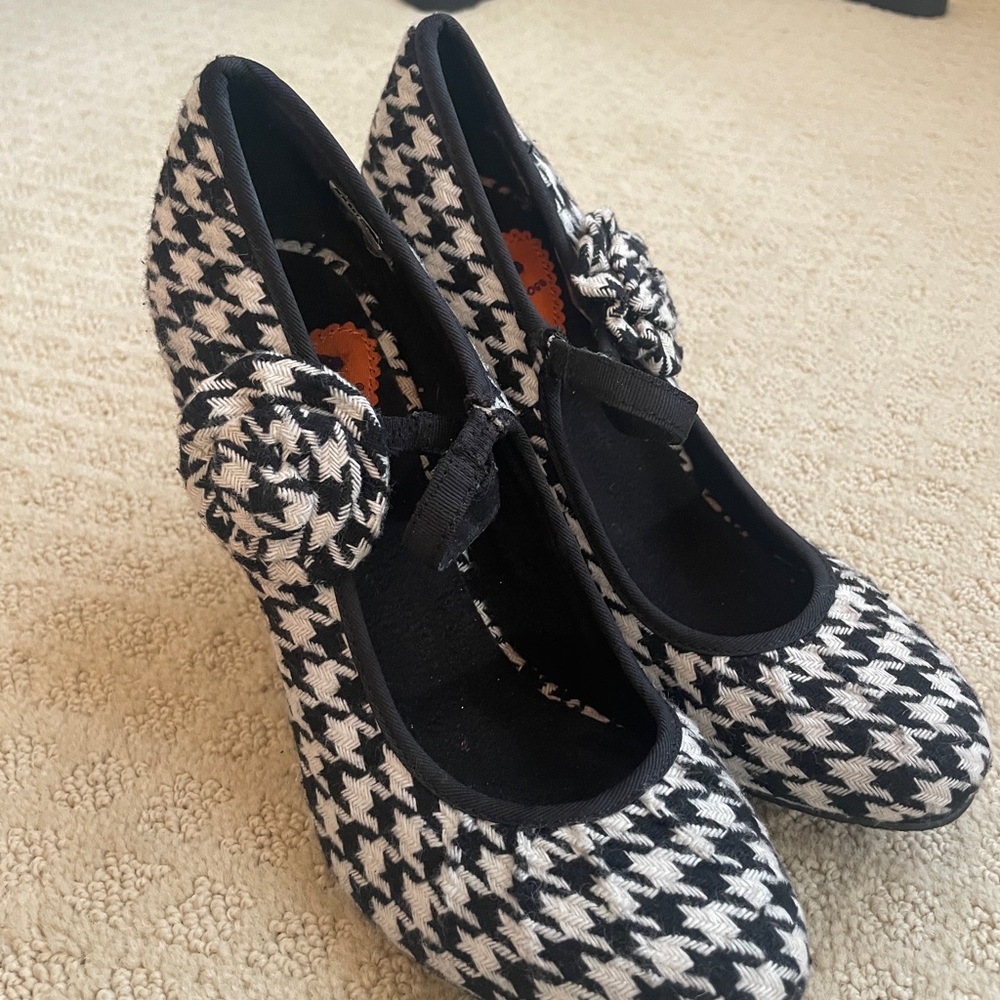 Stylish Black and White Women's Shoes